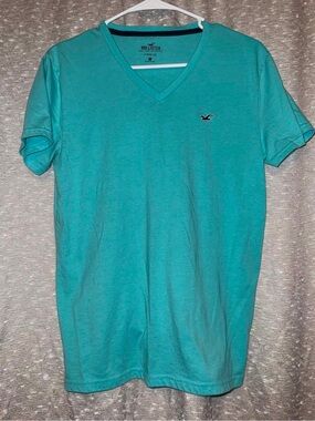 Hollister Men's V-Neck Tee in Turquoise